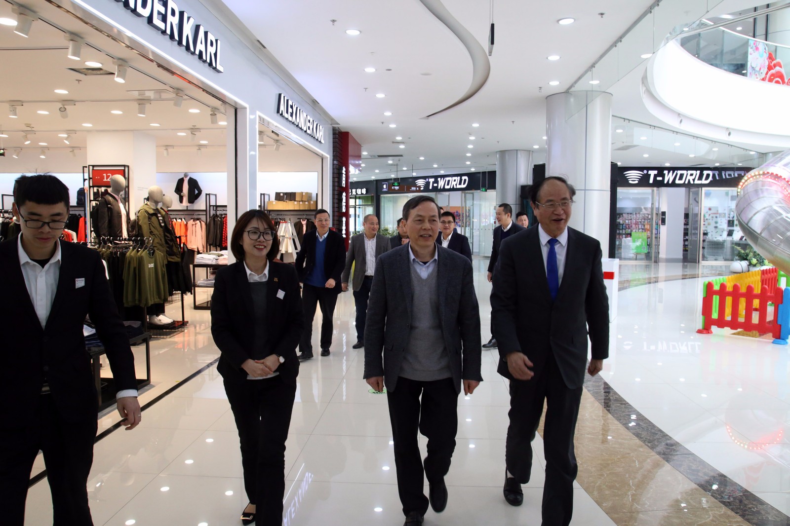 1522033662665611.jpg 商場.jpg