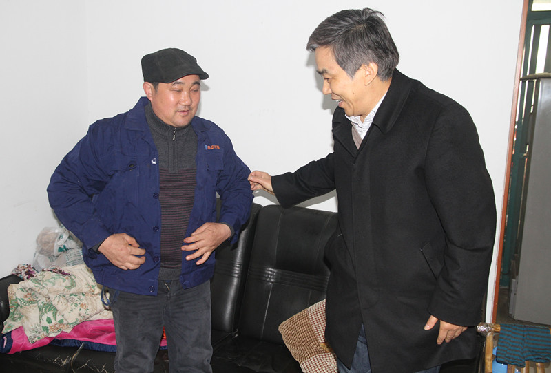 集團(tuán)公司領(lǐng)導(dǎo)走訪慰問困難職工和勞動模范