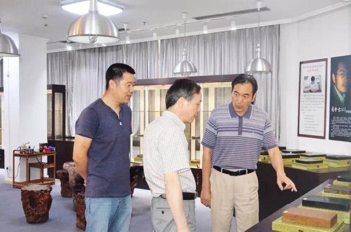 集團公司黨委書記、總經理虞岳明參觀省工藝品公司魯硯展