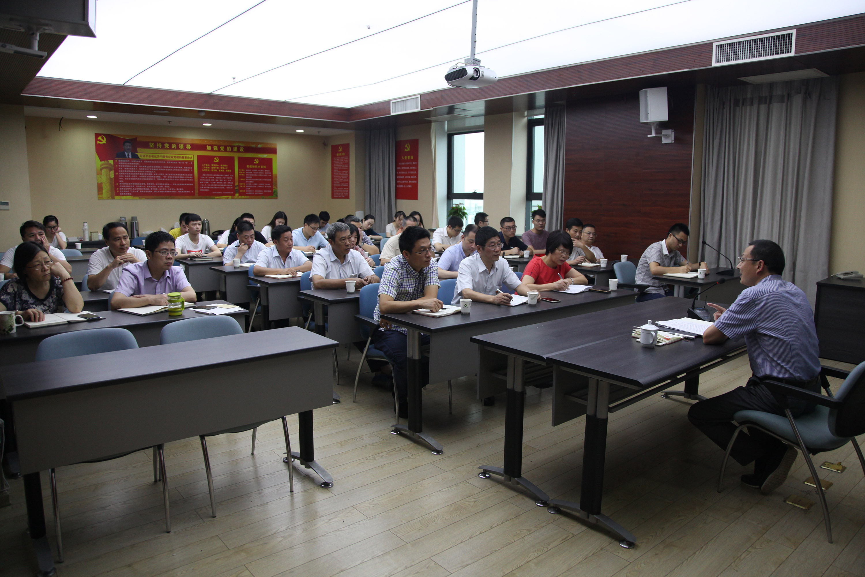 集團公司副總經理余顯勇赴商業(yè)公司廣杰公司宣講經濟形勢