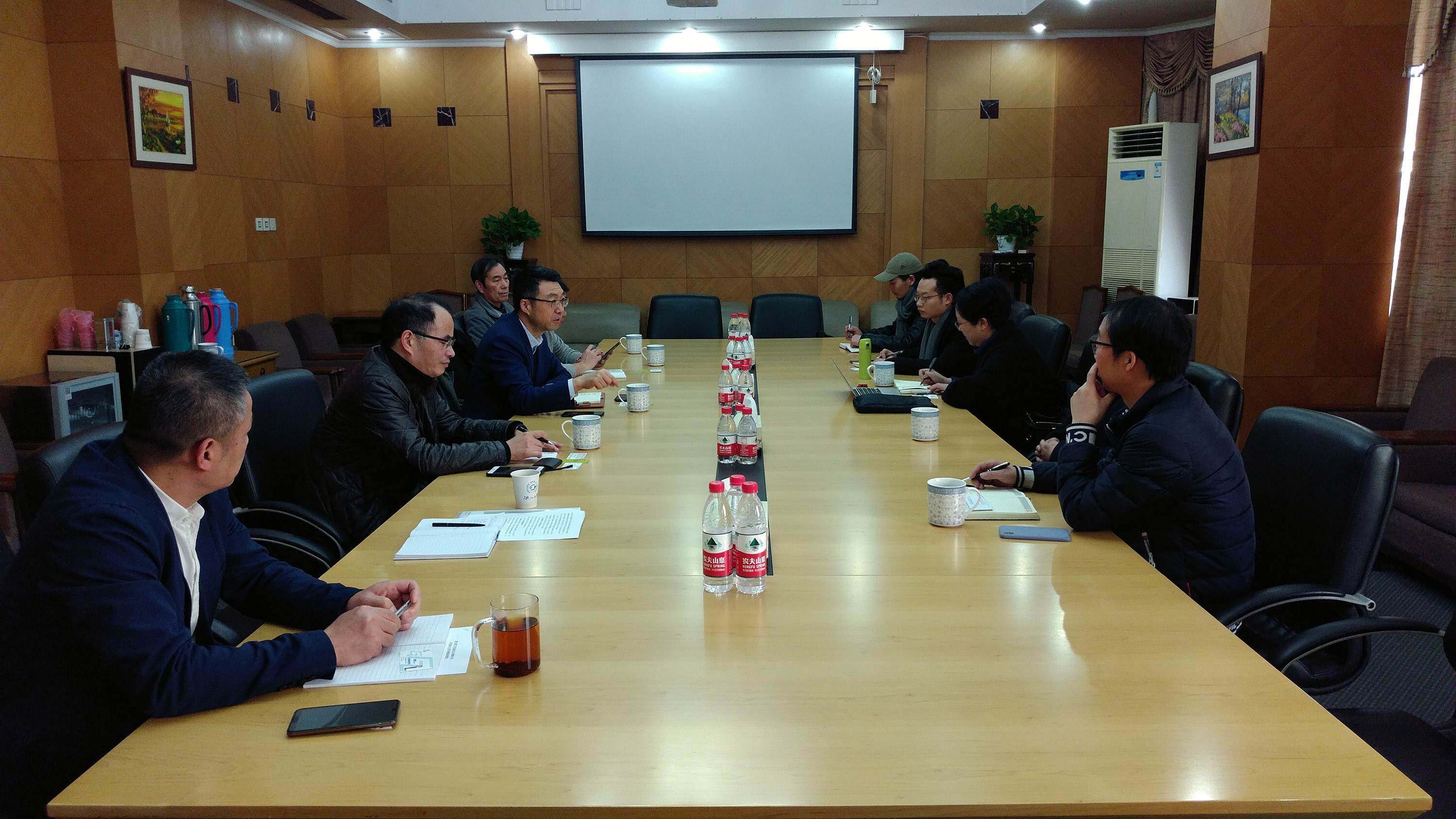 浙江工藝美術合作發展研討會在工藝品公司召開