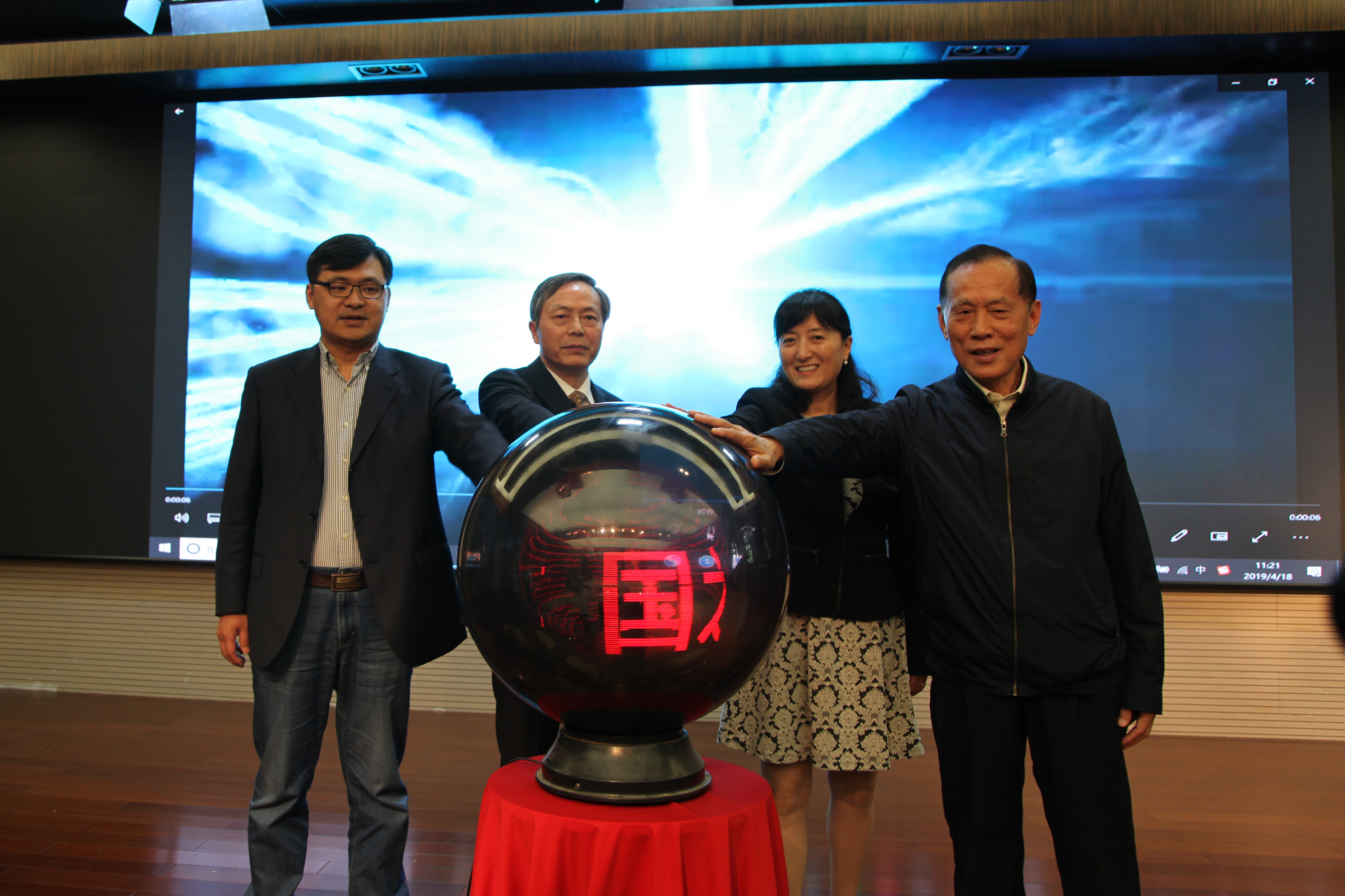 傳承與發展   數字與未來 ——“第一屆匠心·匠作工藝美術成就展”暨《大國工匠》書籍首發儀式隆重舉行