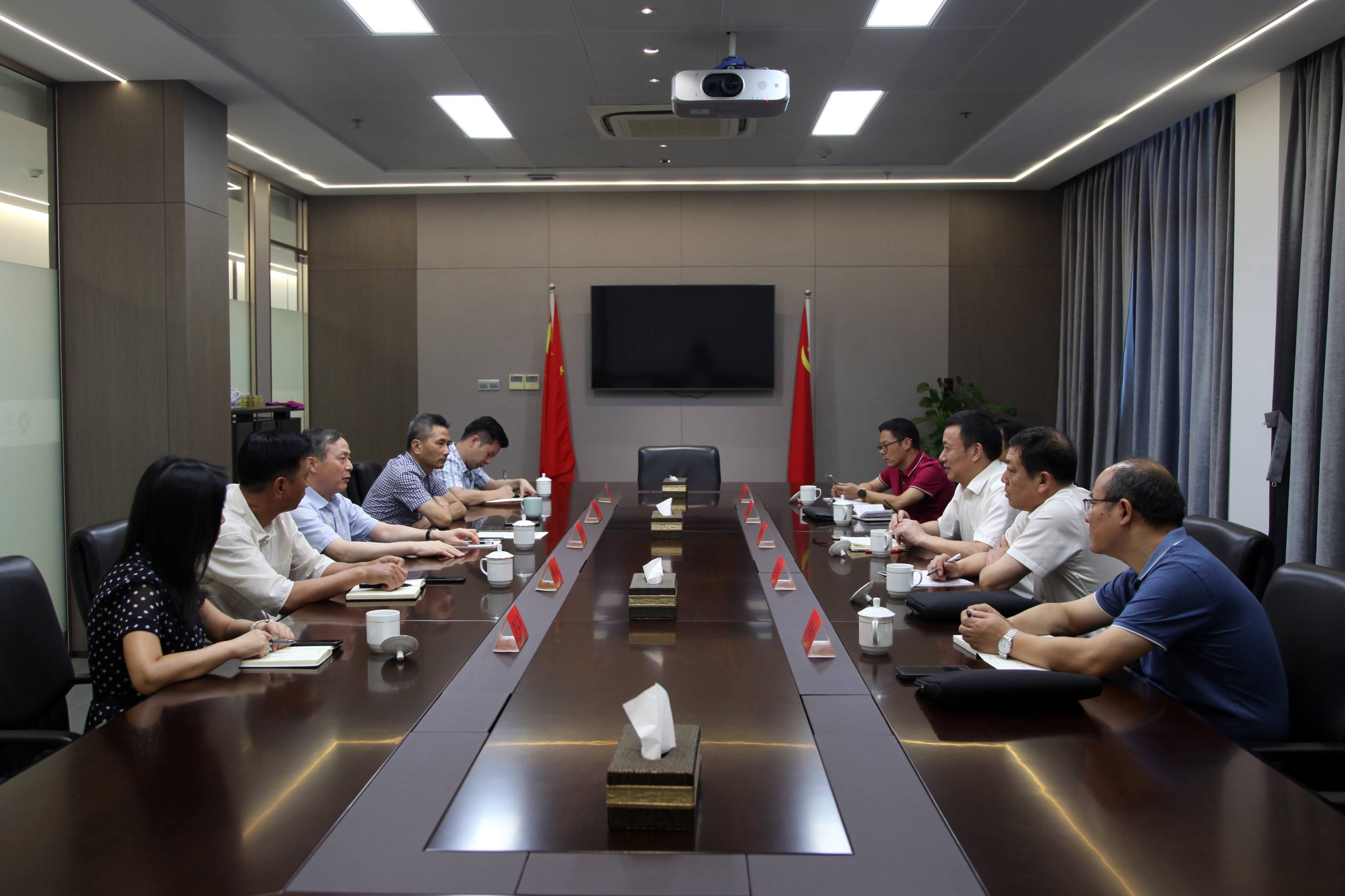 金華市國資委主任揚霄雁赴省二輕集團調研交流