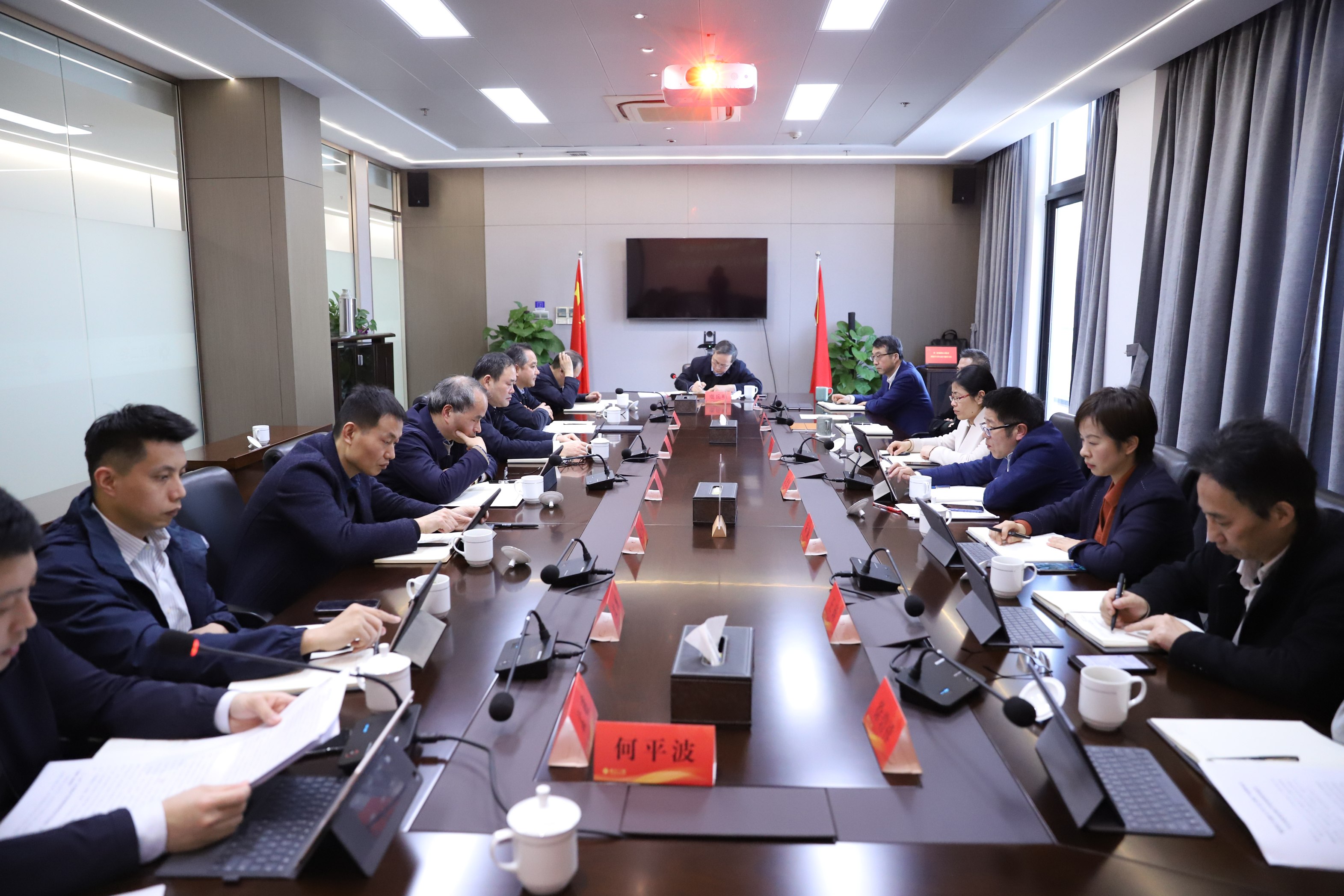 省二輕集團召開黨委理論學習中心組專題學習會