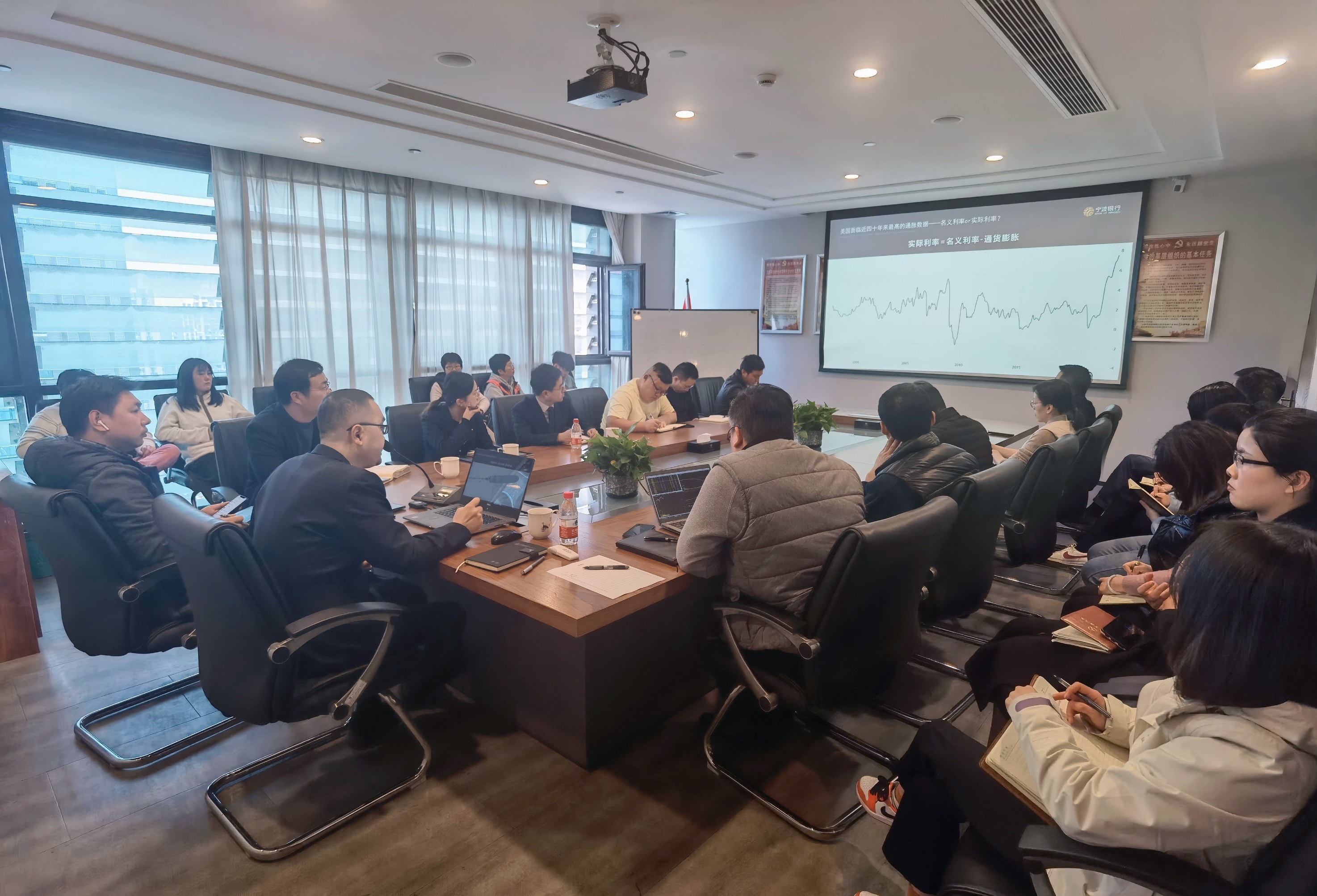 解析匯率走勢(shì) 撥開(kāi)市場(chǎng)迷霧 皮塑公司舉辦匯率解析講座