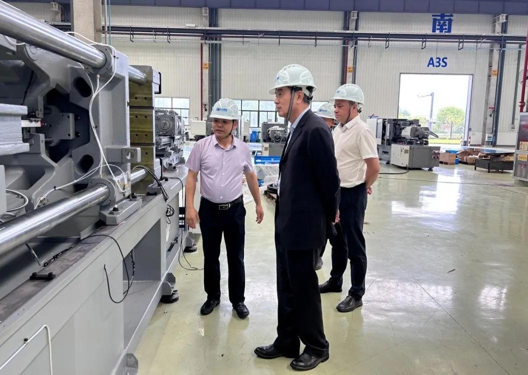 中國機械工業(yè)聯合會總經濟師葉定達一行來省二輕集團申達機器公司調研