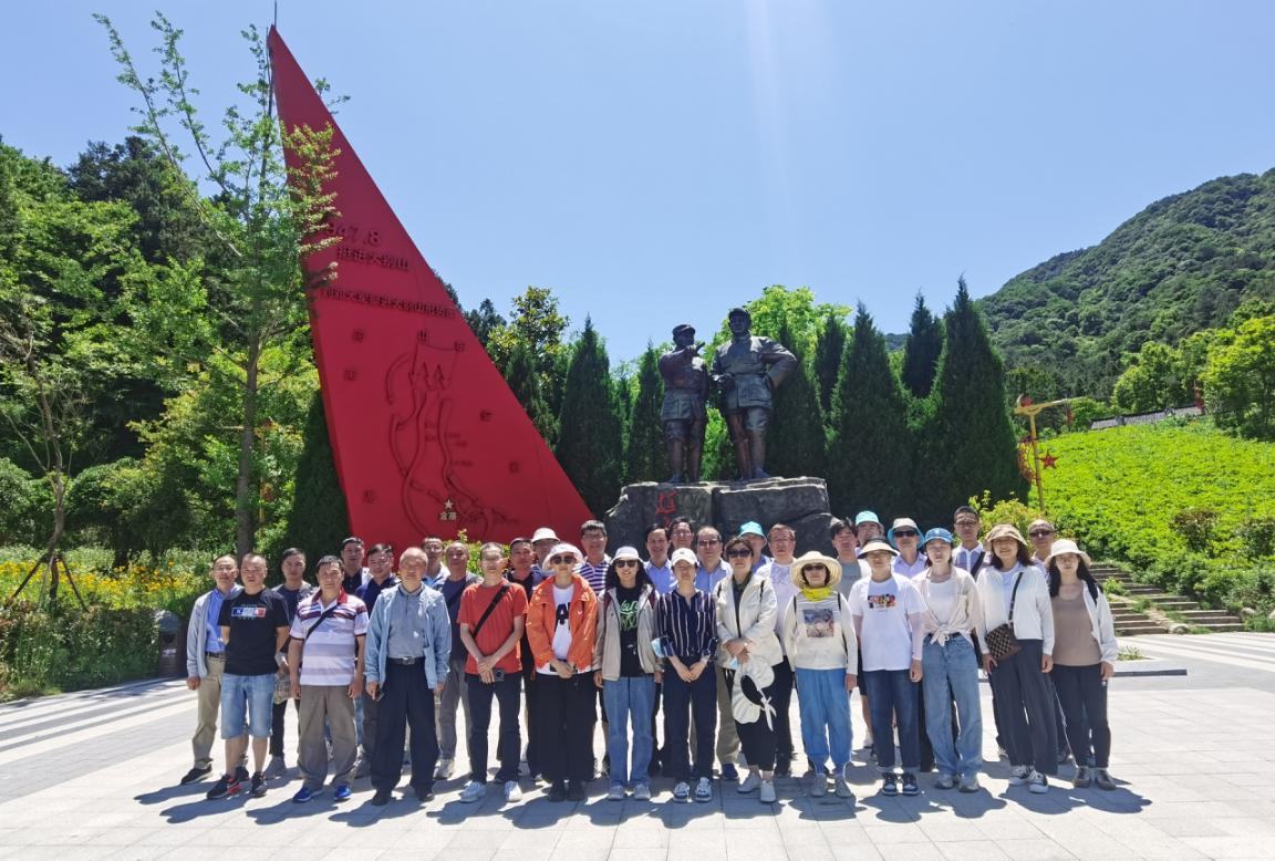 紅色山河當課堂 英雄史詩作教材 省二輕集團工會組織先進職工踏訪大別山革命熱土