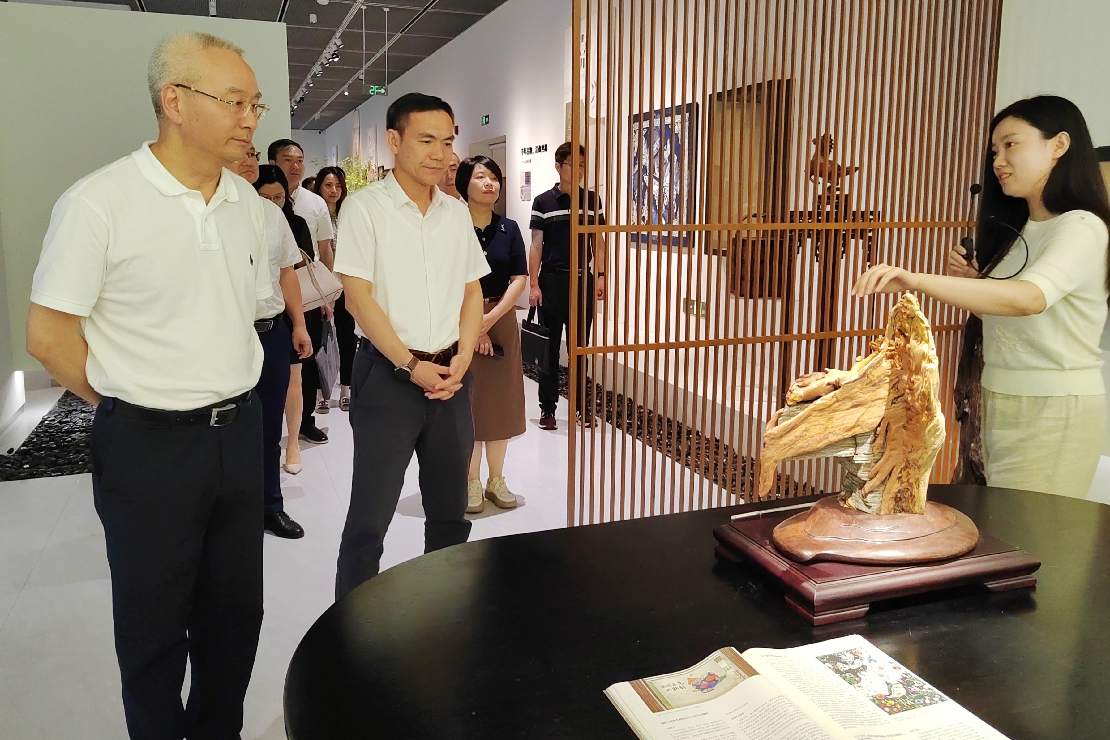 省科協黨組書記、副主席吳曉東一行到省二輕集團、省工藝美術學會調研