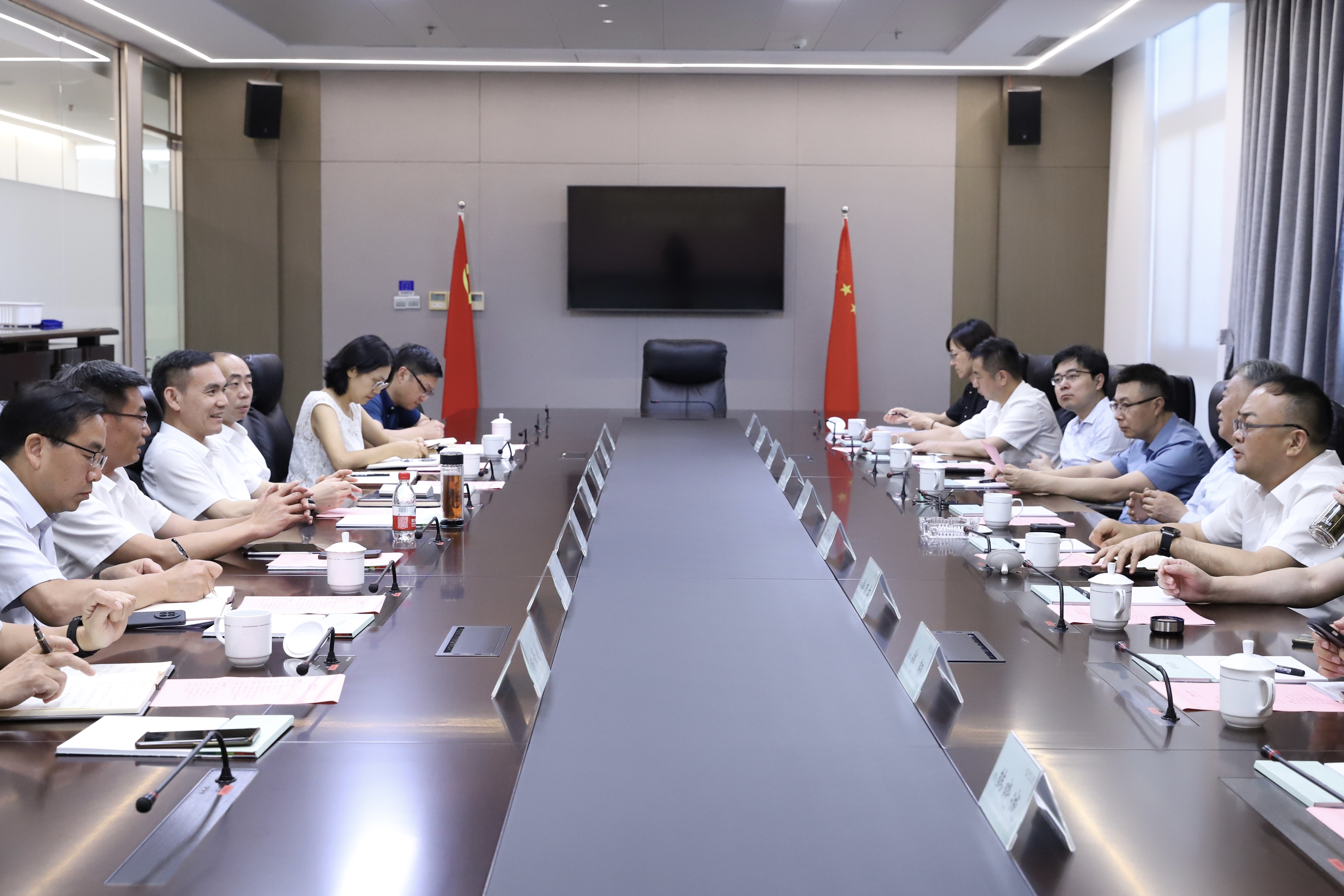 蘇州市政協(xié)副主席、常熟市委書記周勤第一行到訪省二輕集團(tuán)